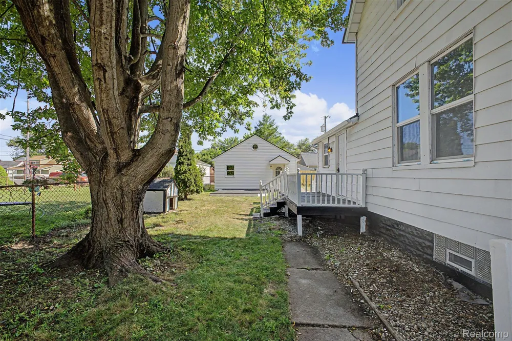 725 Eureka Road Wyandotte City, MI 48192