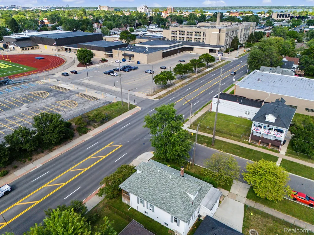 725 Eureka Road Wyandotte City, MI 48192