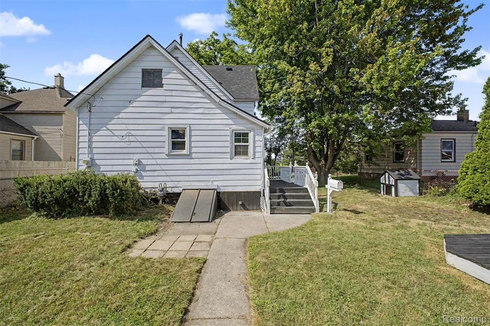 725 Eureka Road Wyandotte City, MI 48192