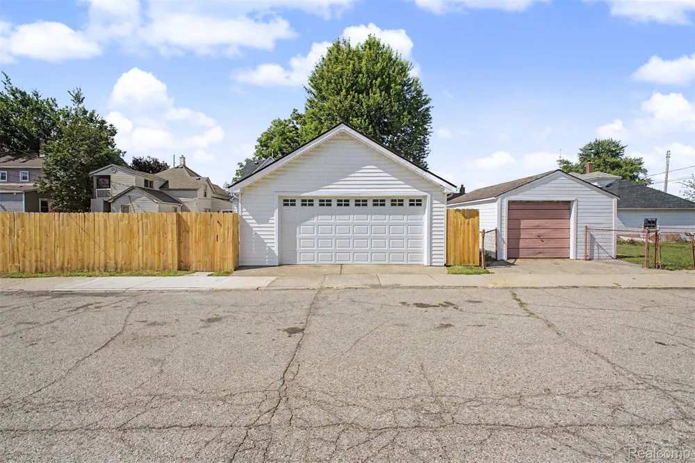 725 Eureka Road Wyandotte City, MI 48192