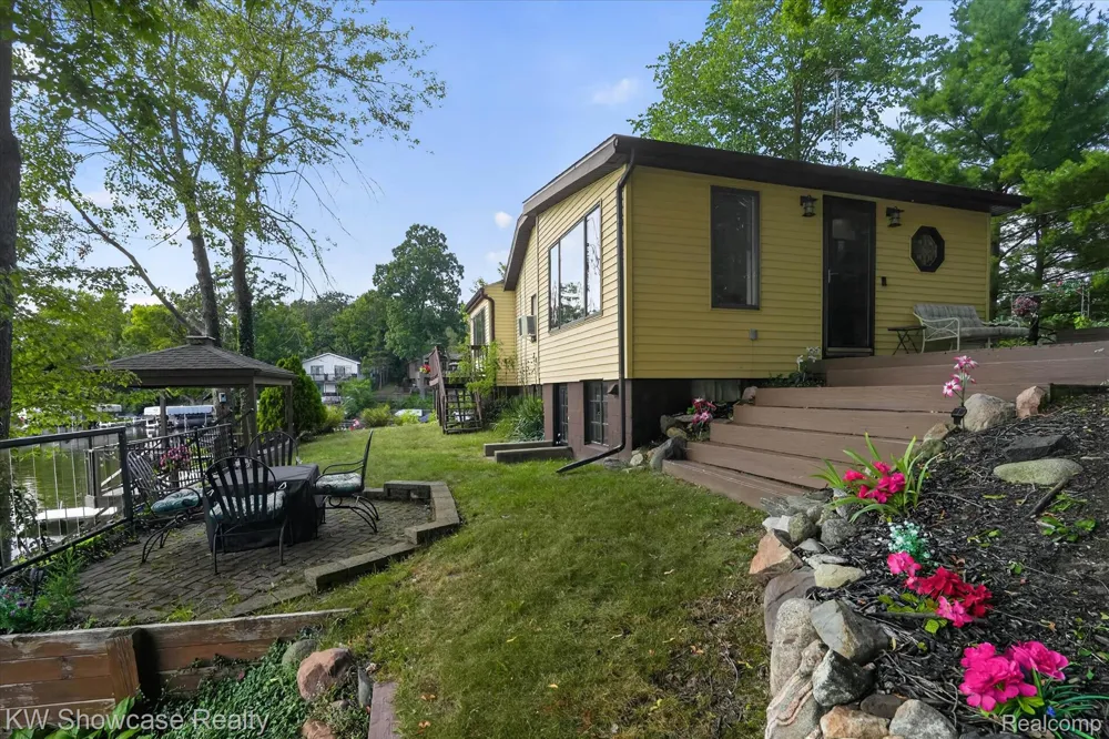 11438 RIVERBANK LANE Putnam Township, MI 48169
