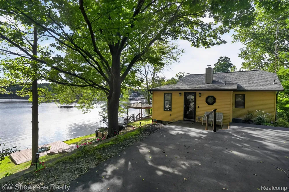 11438 RIVERBANK LANE Putnam Township, MI 48169