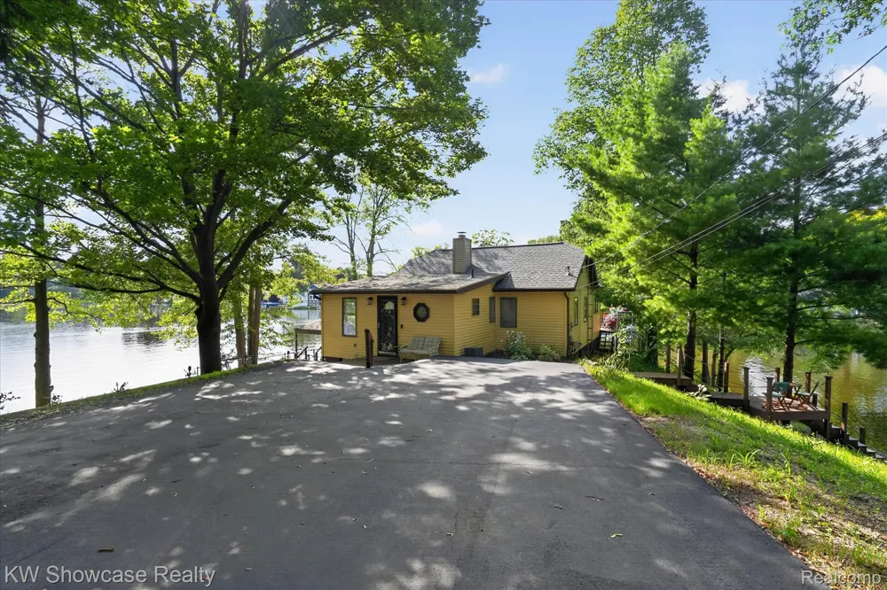 11438 RIVERBANK LANE Putnam Township, MI 48169