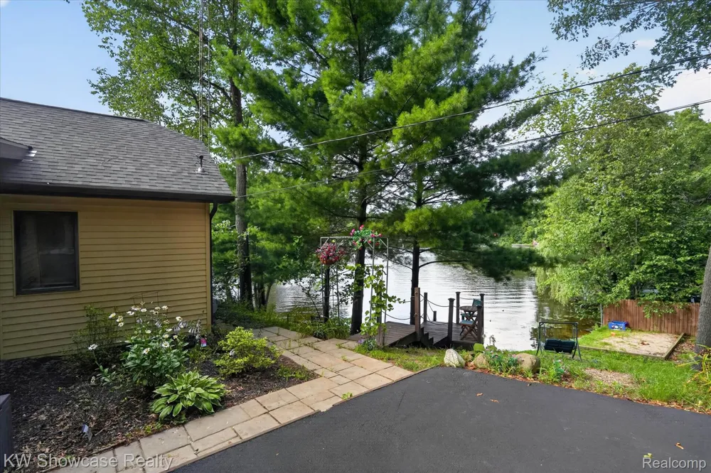 11438 RIVERBANK LANE Putnam Township, MI 48169