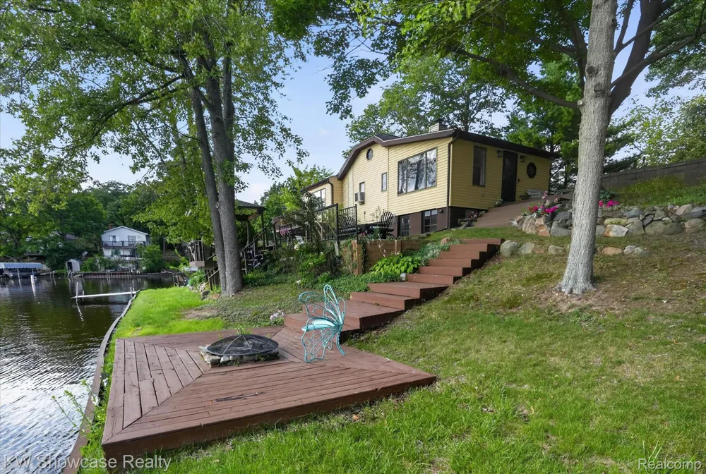 11438 RIVERBANK LANE Putnam Township, MI 48169