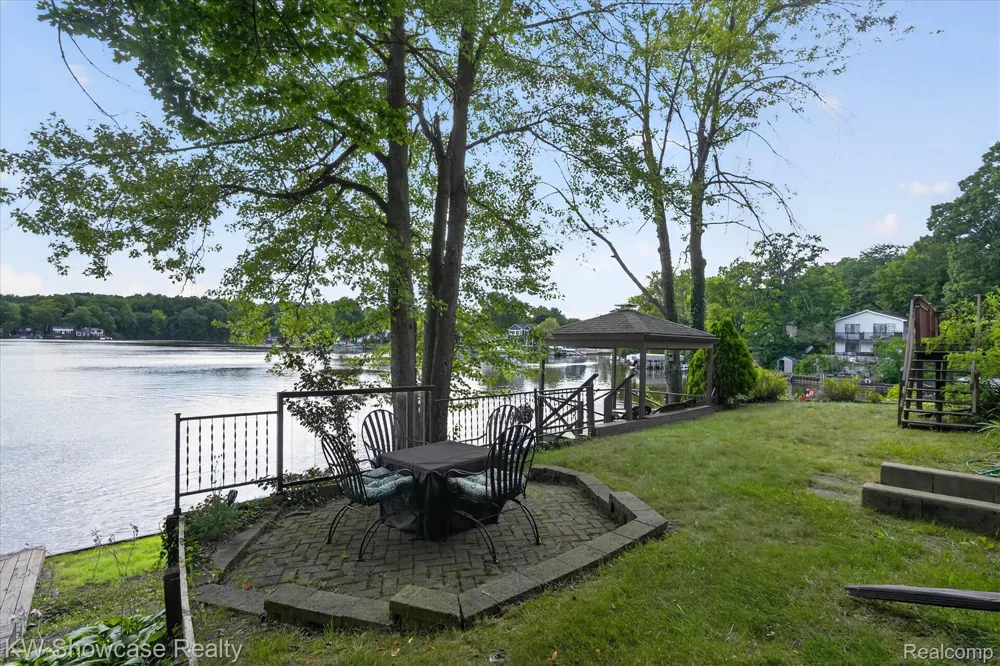 11438 RIVERBANK LANE Putnam Township, MI 48169