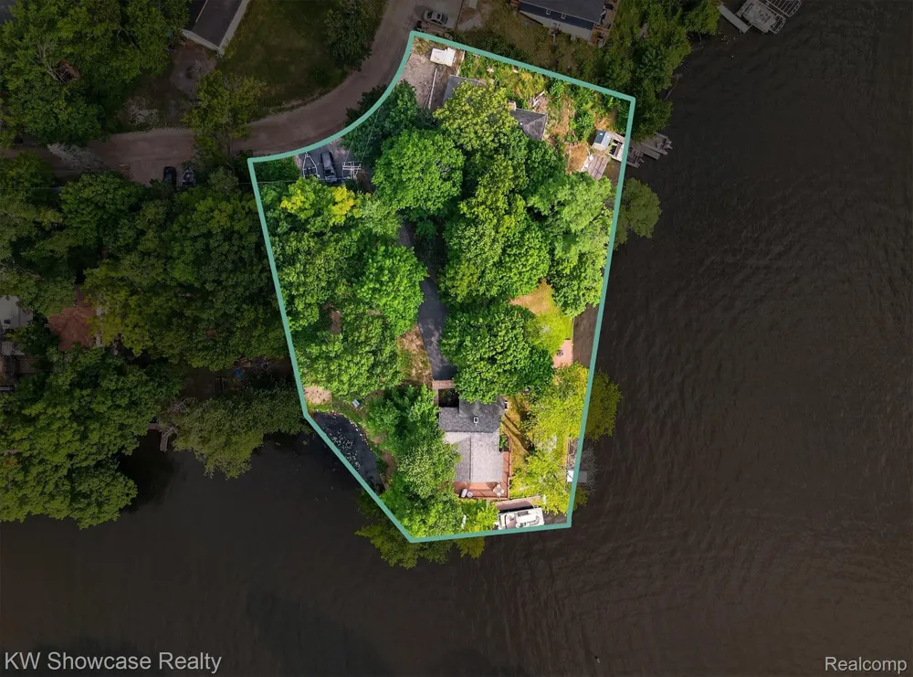 11438 RIVERBANK LANE Putnam Township, MI 48169