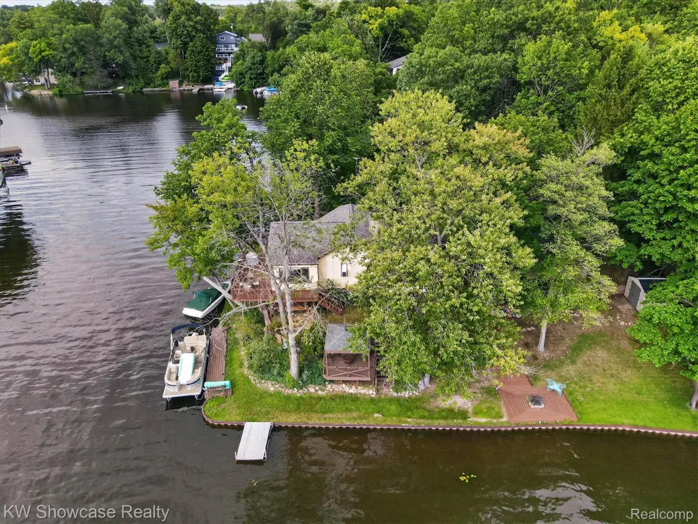 11438 RIVERBANK LANE Putnam Township, MI 48169