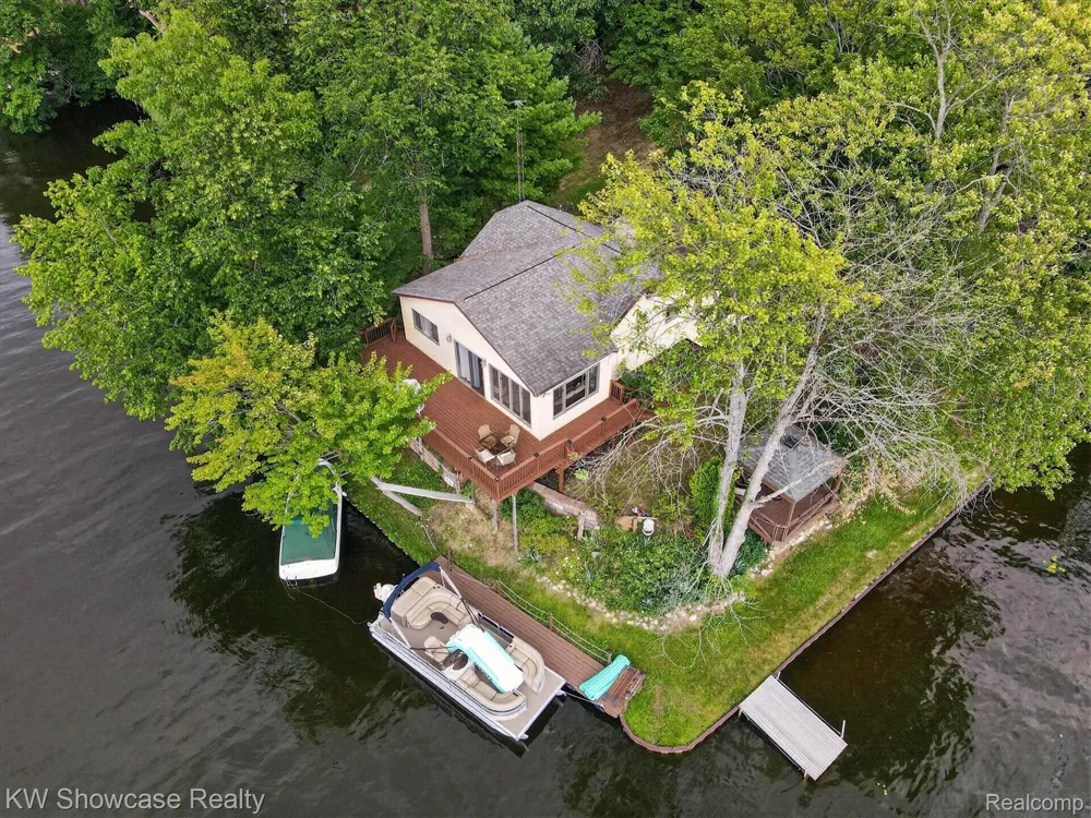 11438 RIVERBANK LANE Putnam Township, MI 48169