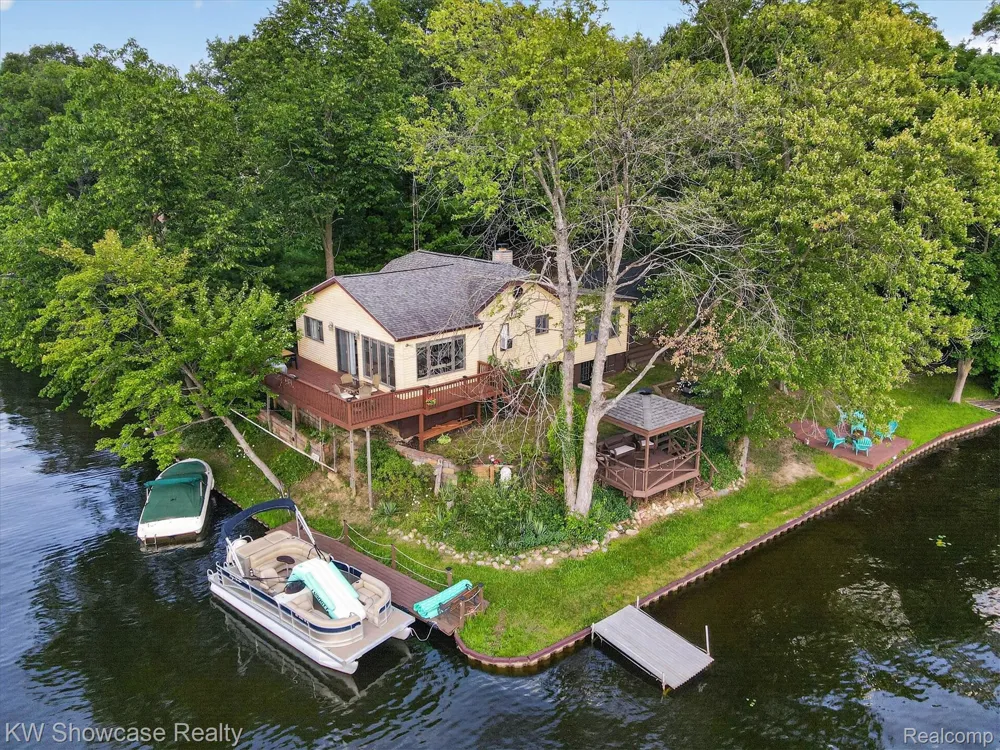 11438 RIVERBANK LANE Putnam Township, MI 48169