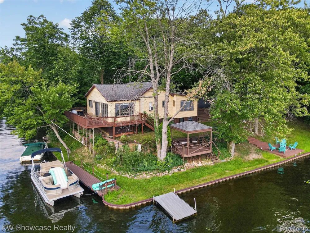 11438 RIVERBANK LANE Putnam Township, MI 48169