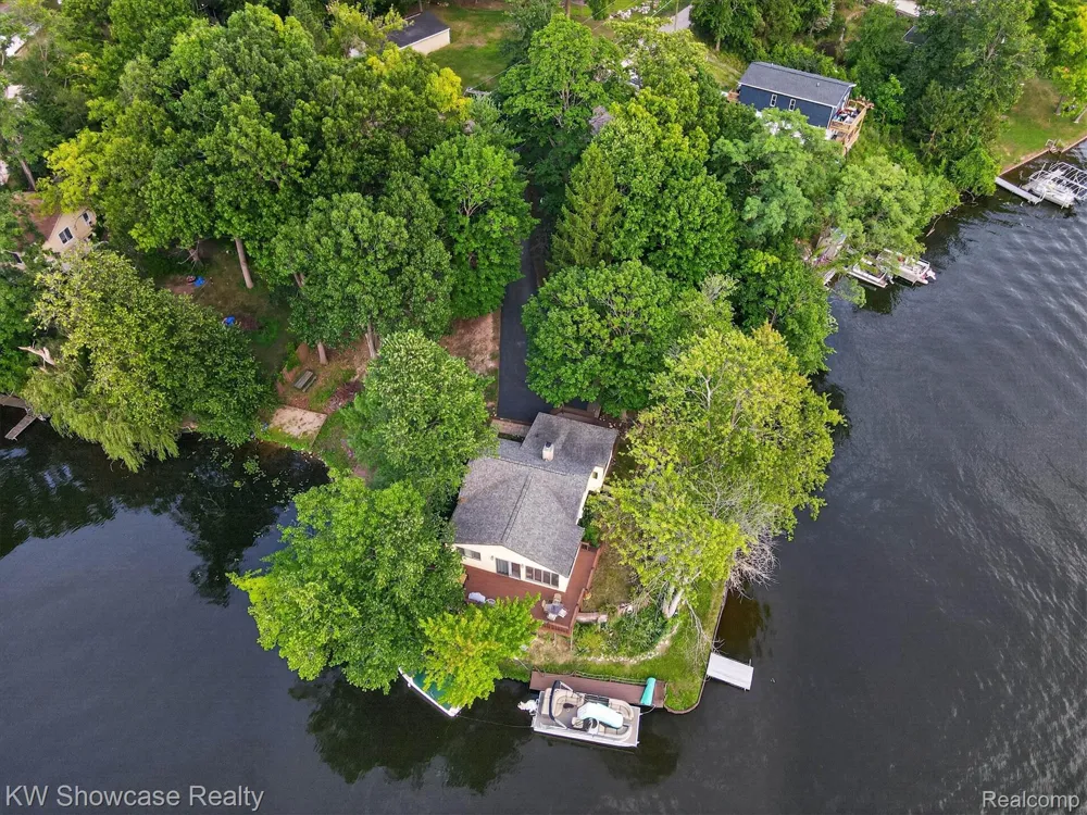 11438 RIVERBANK LANE Putnam Township, MI 48169