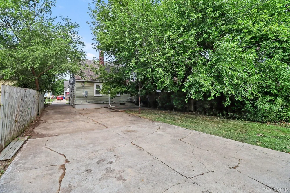 19948 Wakenden Redford Charter Township, MI 48240