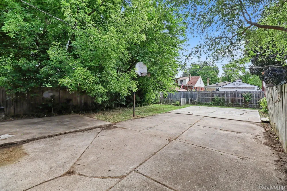 19948 Wakenden Redford Charter Township, MI 48240
