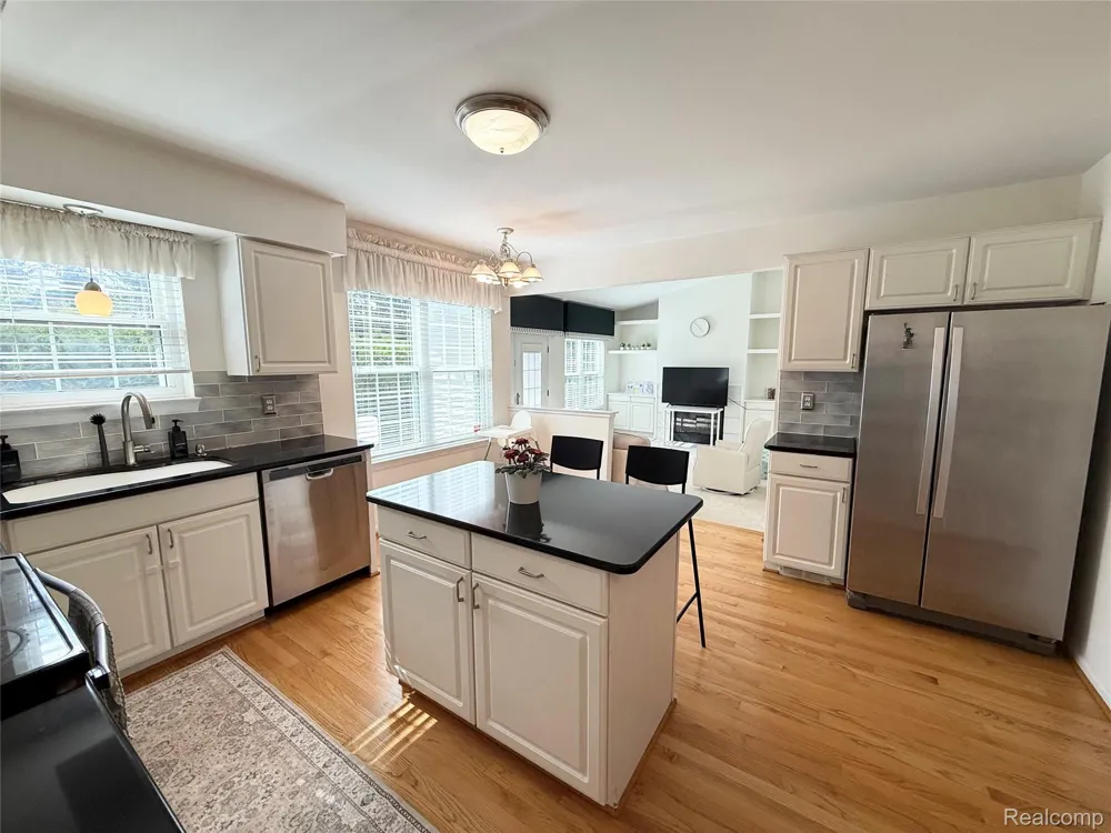 47114 Scarlet Drive S Novi City, MI 48374