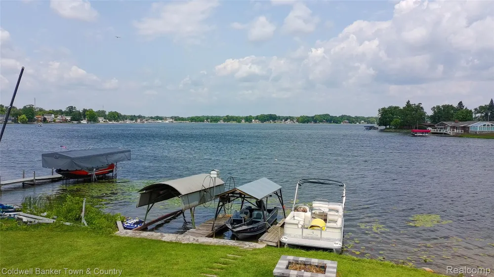160 E Shore Drive Northfield Township, MI 48189