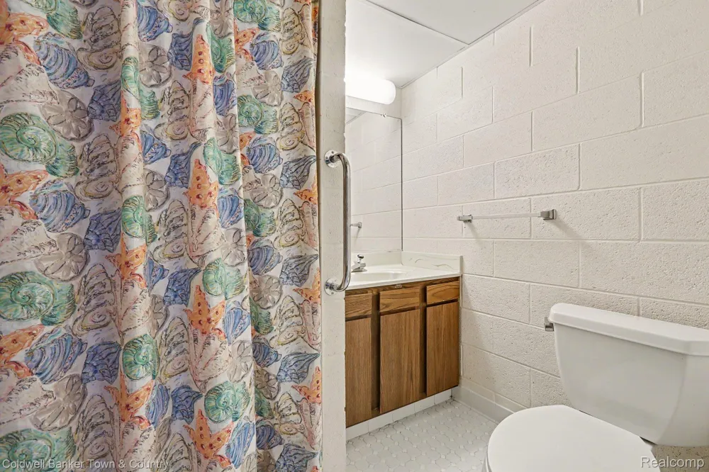 160 E Shore Drive Northfield Township, MI 48189