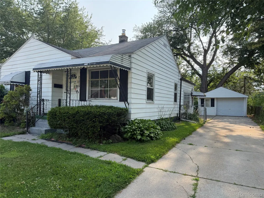 21819 Shakespeare Avenue Eastpointe City, MI 48021