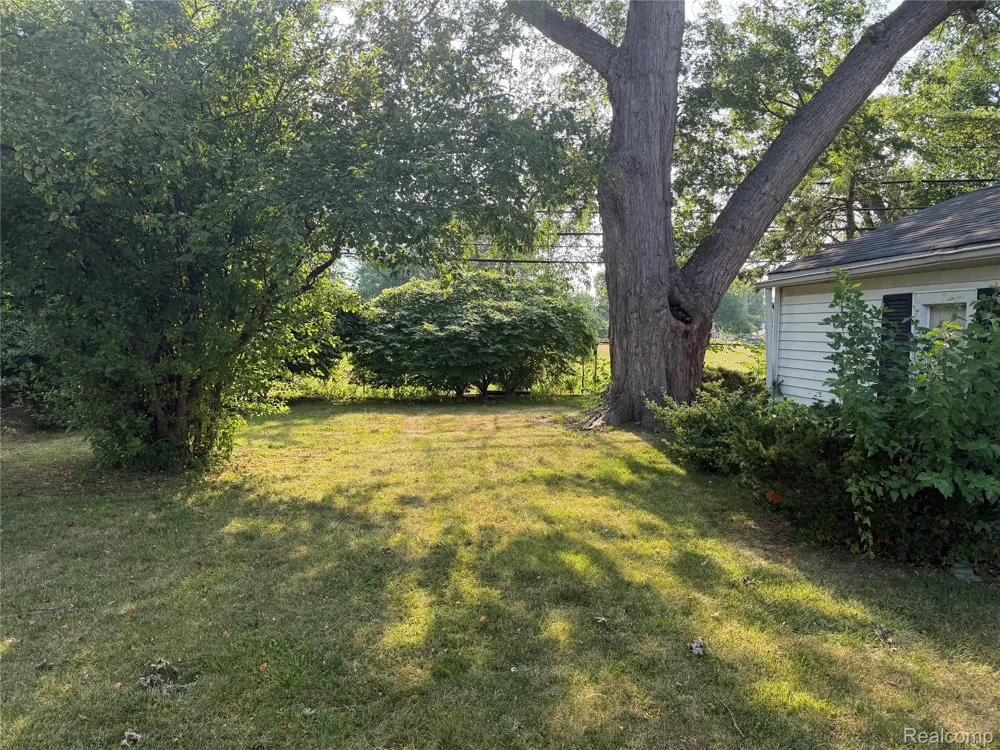 21819 Shakespeare Avenue Eastpointe City, MI 48021