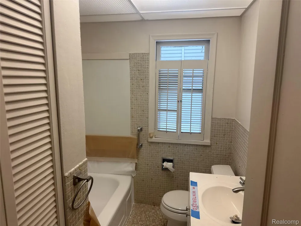 21819 Shakespeare Avenue Eastpointe City, MI 48021