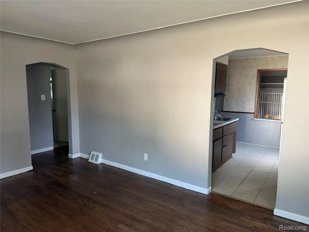 21819 Shakespeare Avenue Eastpointe City, MI 48021