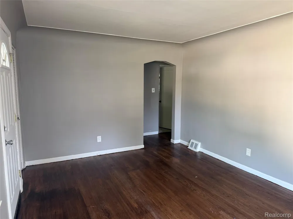 21819 Shakespeare Avenue Eastpointe City, MI 48021