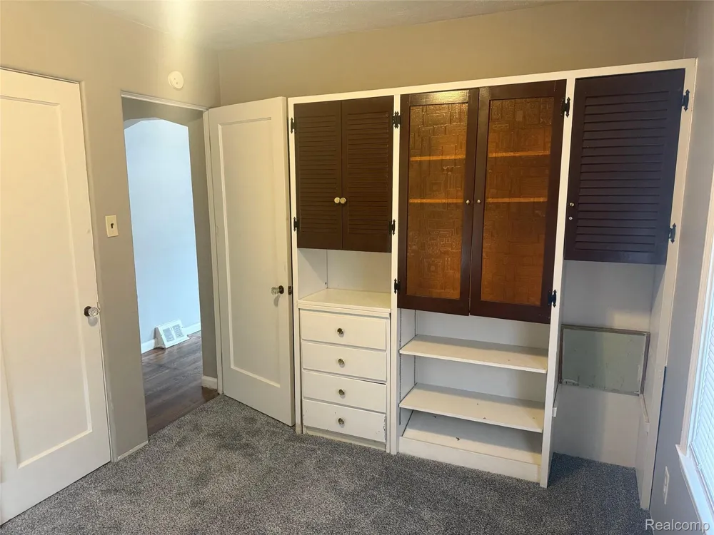 21819 Shakespeare Avenue Eastpointe City, MI 48021