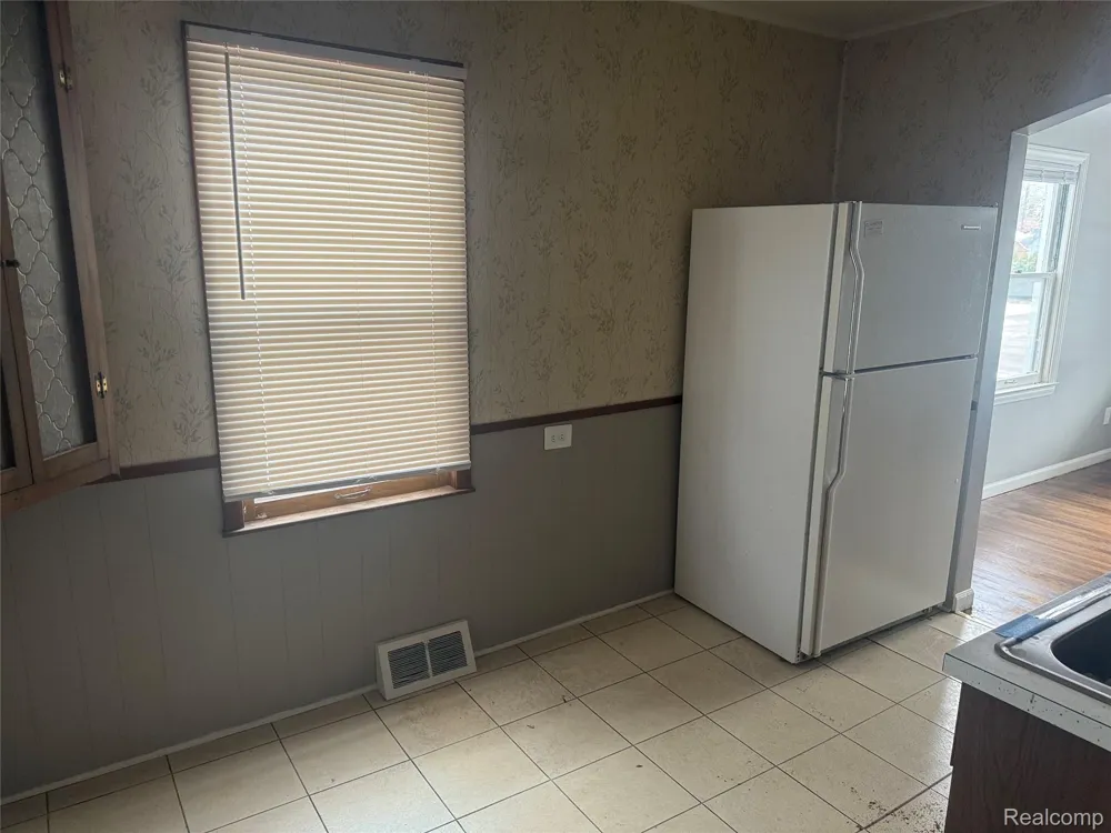 21819 Shakespeare Avenue Eastpointe City, MI 48021