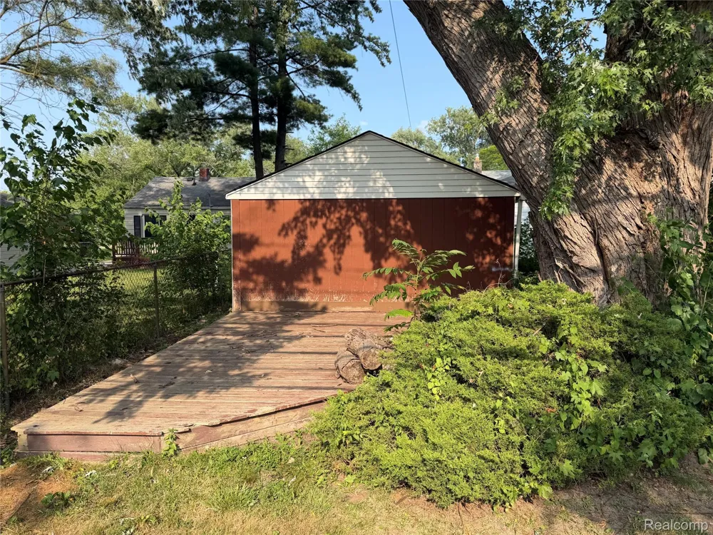 21819 Shakespeare Avenue Eastpointe City, MI 48021