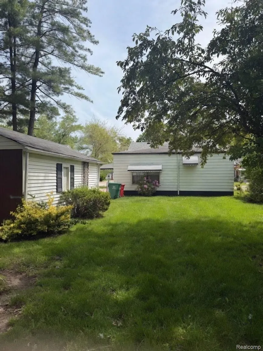 21819 Shakespeare Avenue Eastpointe City, MI 48021