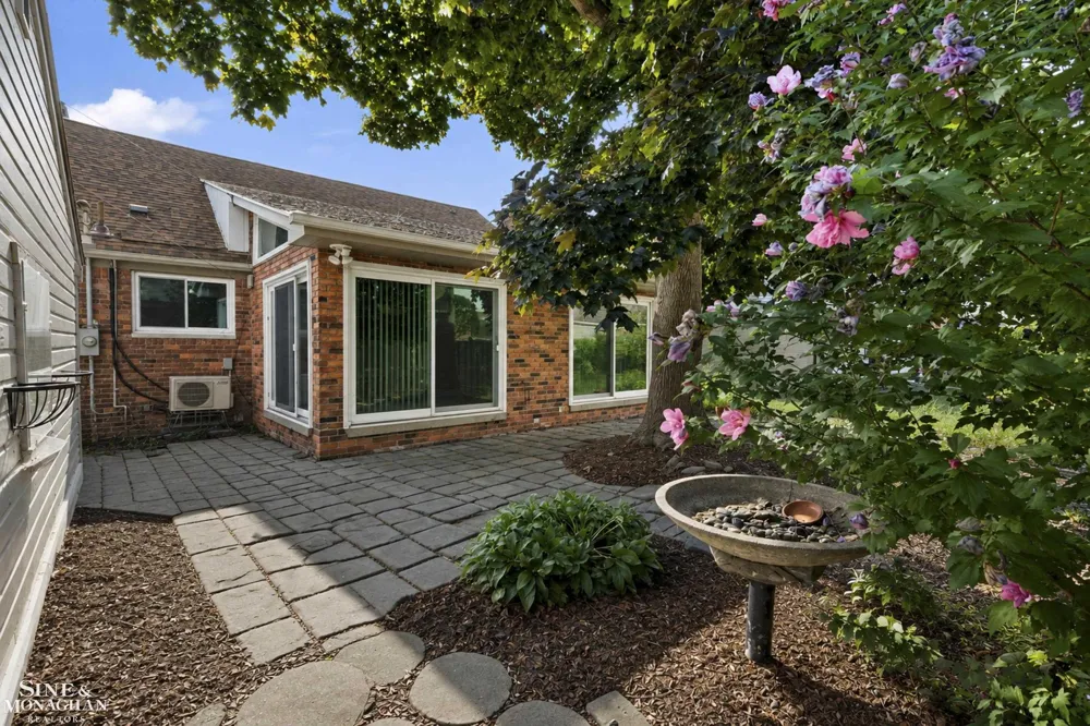 20631 Wedgewood Drive Grosse Pointe Woods City, MI 48236