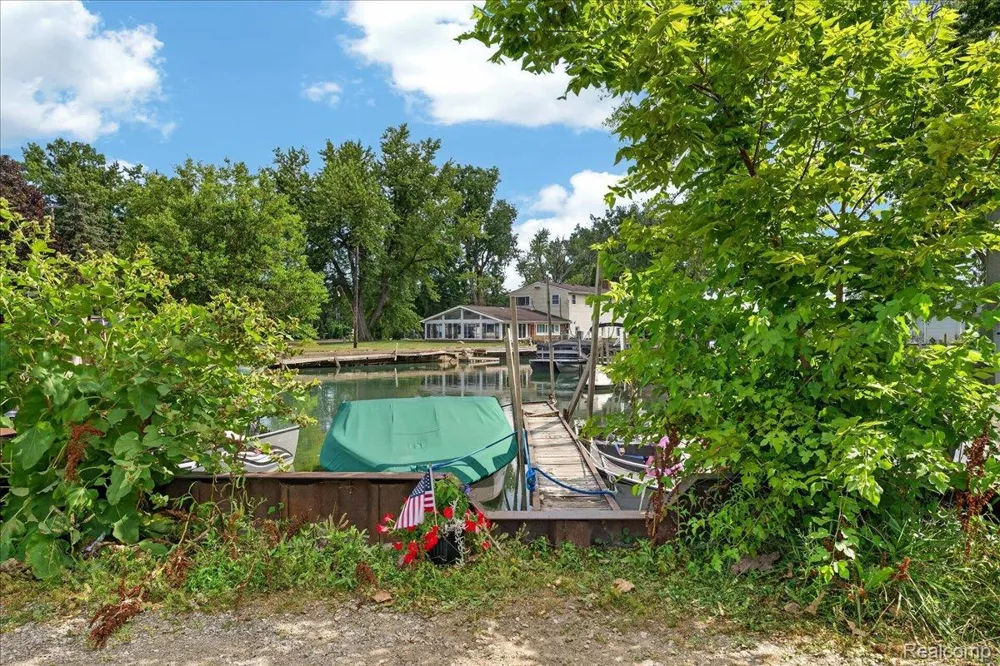 27108 E River Road Grosse Ile Township, MI 48138
