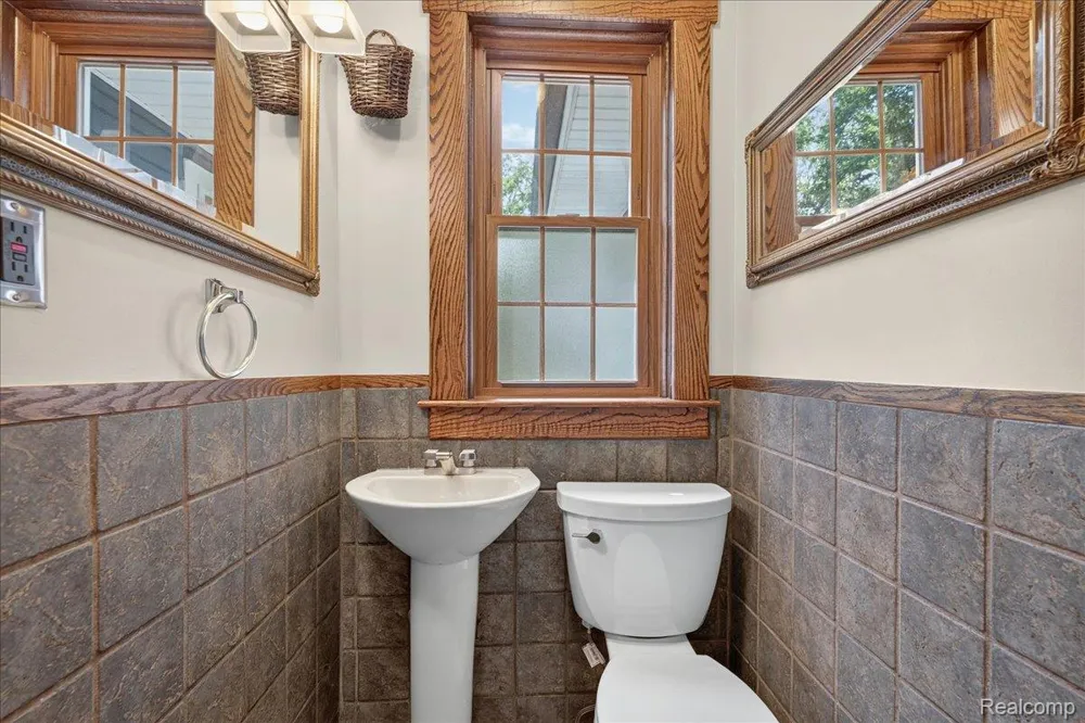 27108 E River Road Grosse Ile Township, MI 48138