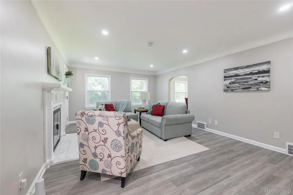 9838 Grosse Ile Parkway Grosse Ile Township, MI 48138