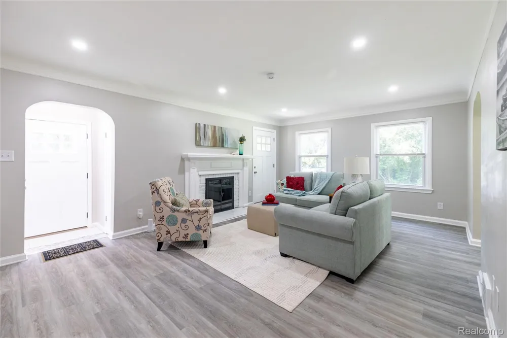 9838 Grosse Ile Parkway Grosse Ile Township, MI 48138