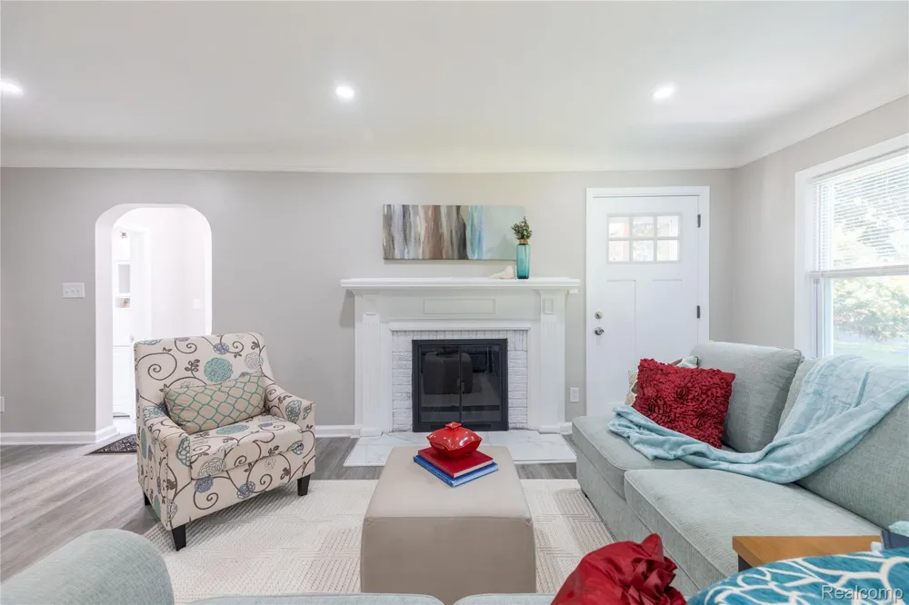 9838 Grosse Ile Parkway Grosse Ile Township, MI 48138