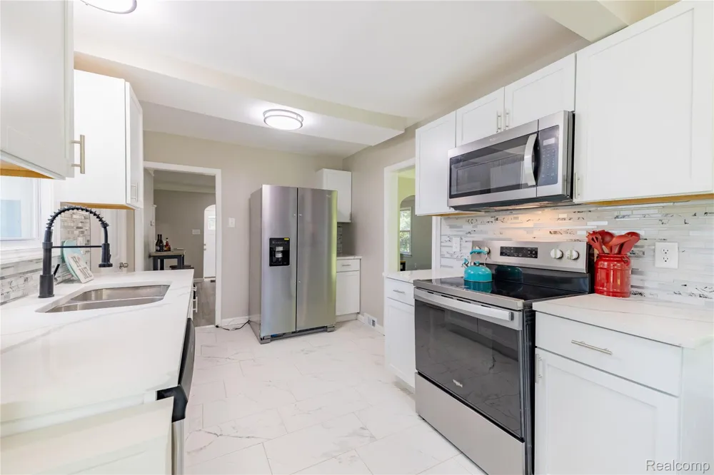 9838 Grosse Ile Parkway Grosse Ile Township, MI 48138