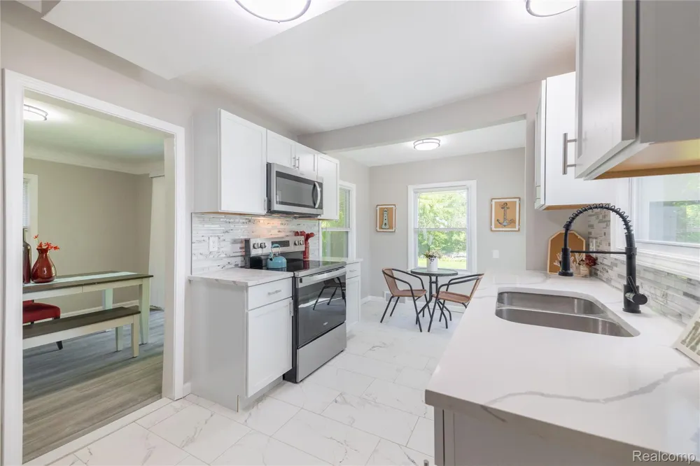 9838 Grosse Ile Parkway Grosse Ile Township, MI 48138