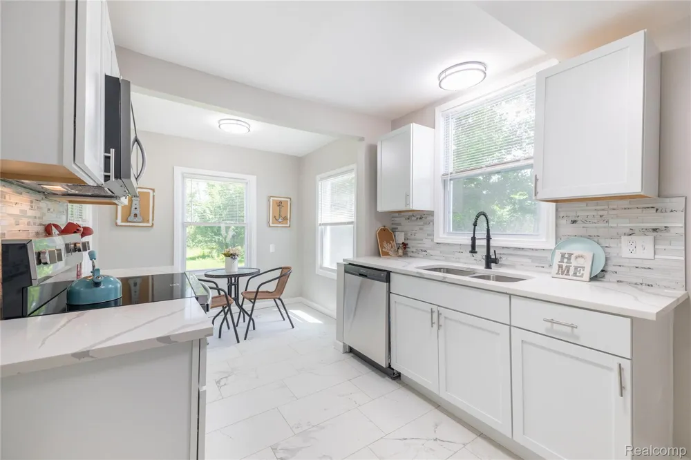 9838 Grosse Ile Parkway Grosse Ile Township, MI 48138
