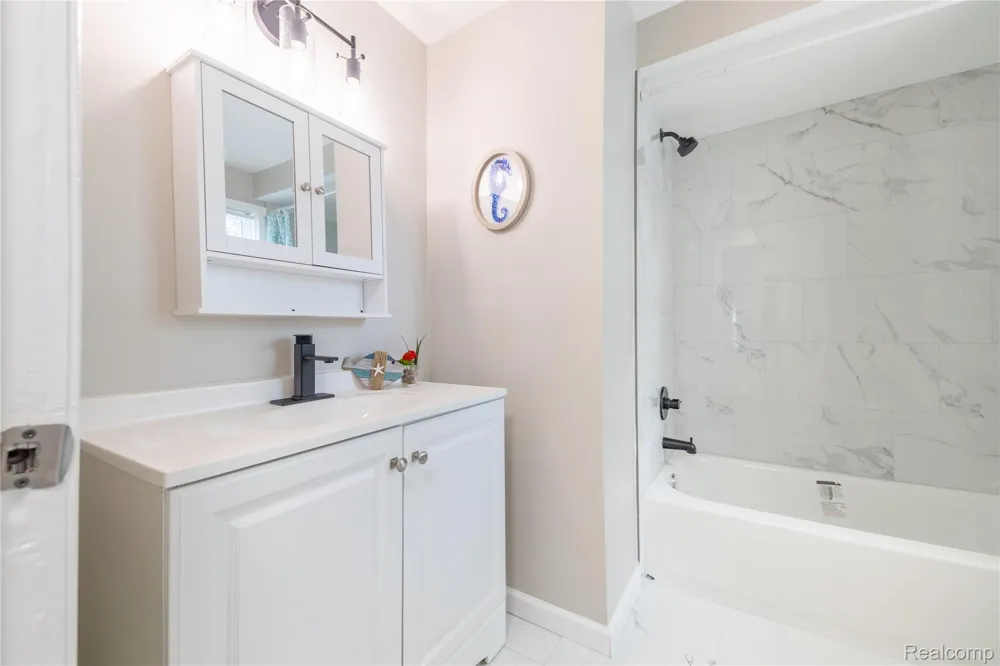 9838 Grosse Ile Parkway Grosse Ile Township, MI 48138