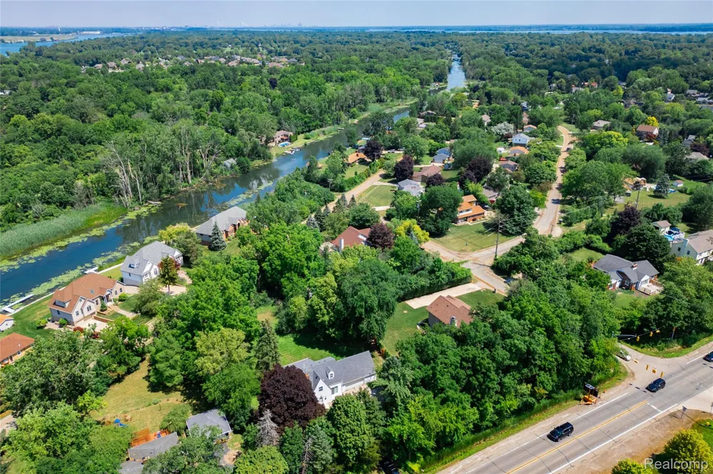 9838 Grosse Ile Parkway Grosse Ile Township, MI 48138