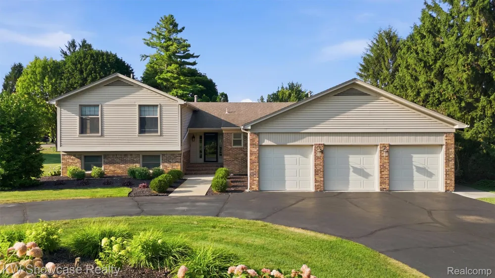 3260 Ravinewood Drive Commerce Charter Township, MI 48382