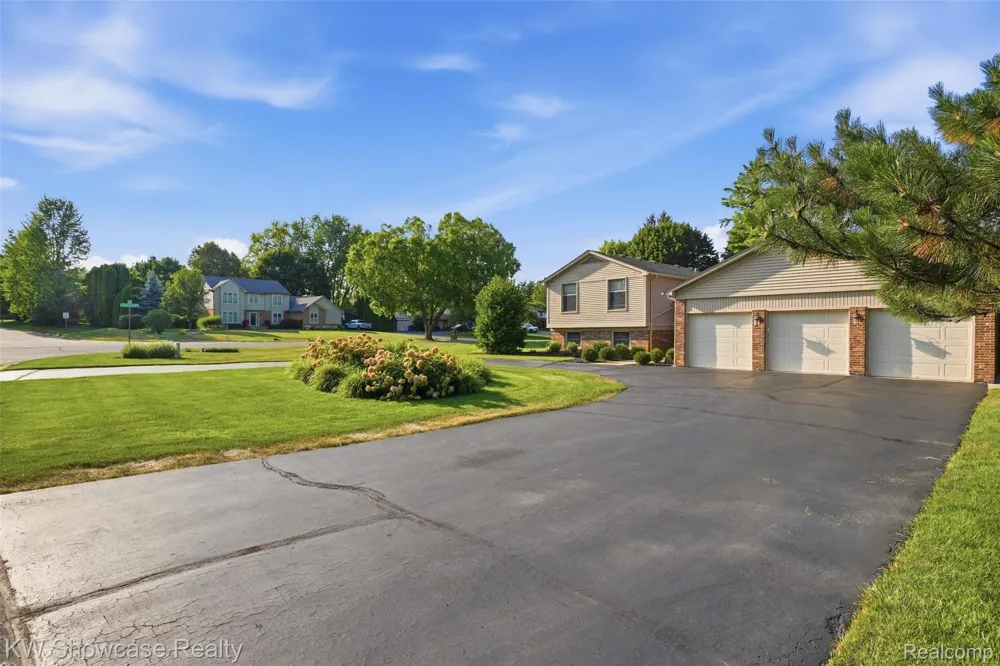 3260 Ravinewood Drive Commerce Charter Township, MI 48382
