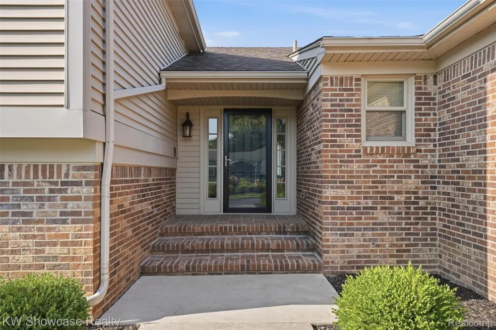 3260 Ravinewood Drive Commerce Charter Township, MI 48382