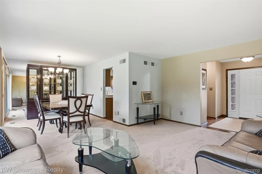 3260 Ravinewood Drive Commerce Charter Township, MI 48382