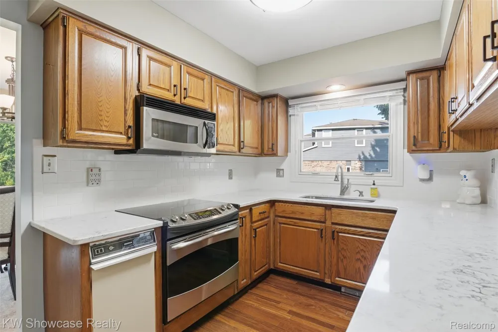 3260 Ravinewood Drive Commerce Charter Township, MI 48382