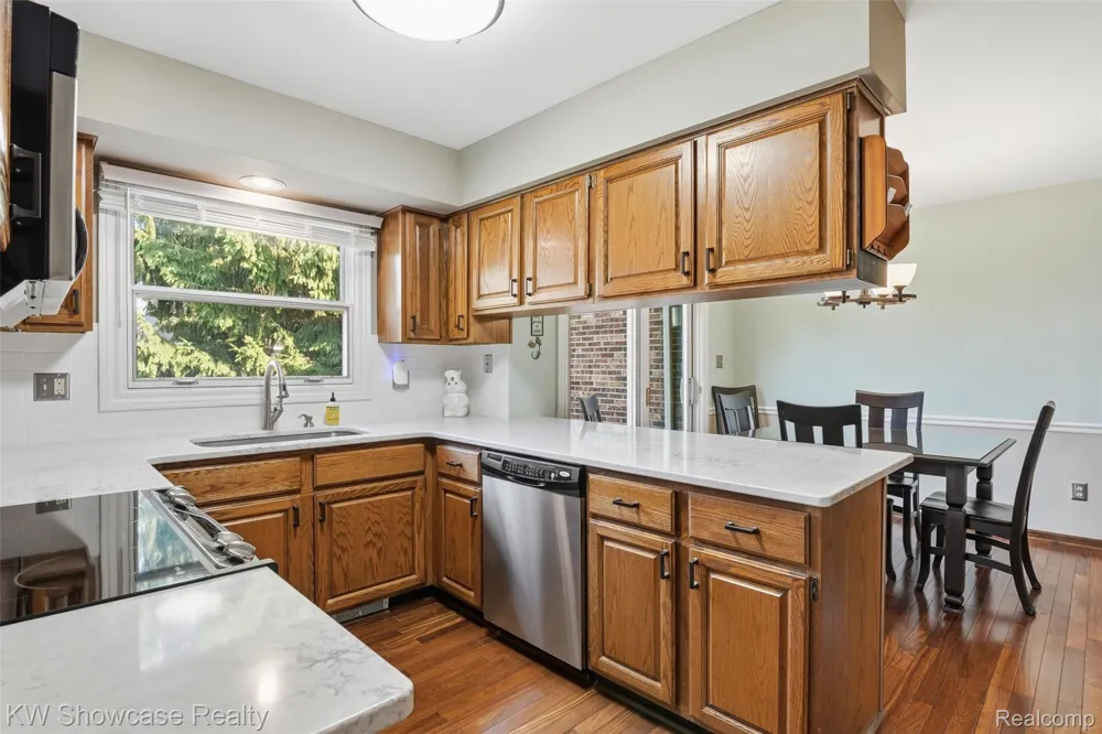 3260 Ravinewood Drive Commerce Charter Township, MI 48382
