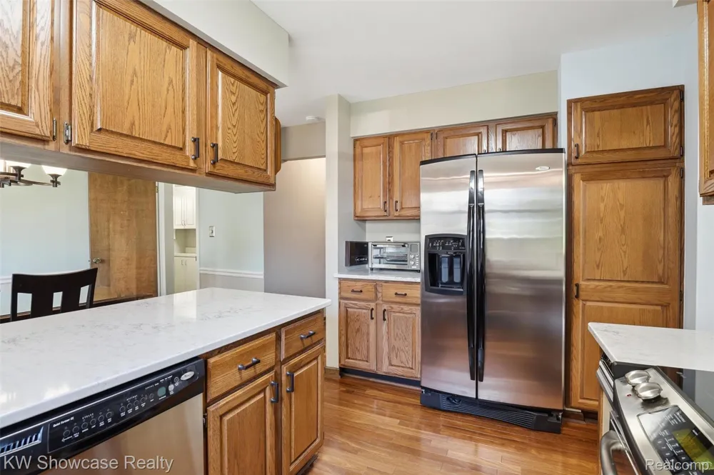 3260 Ravinewood Drive Commerce Charter Township, MI 48382