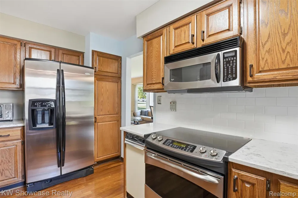 3260 Ravinewood Drive Commerce Charter Township, MI 48382