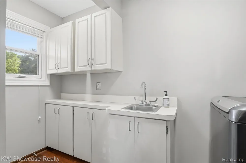 3260 Ravinewood Drive Commerce Charter Township, MI 48382